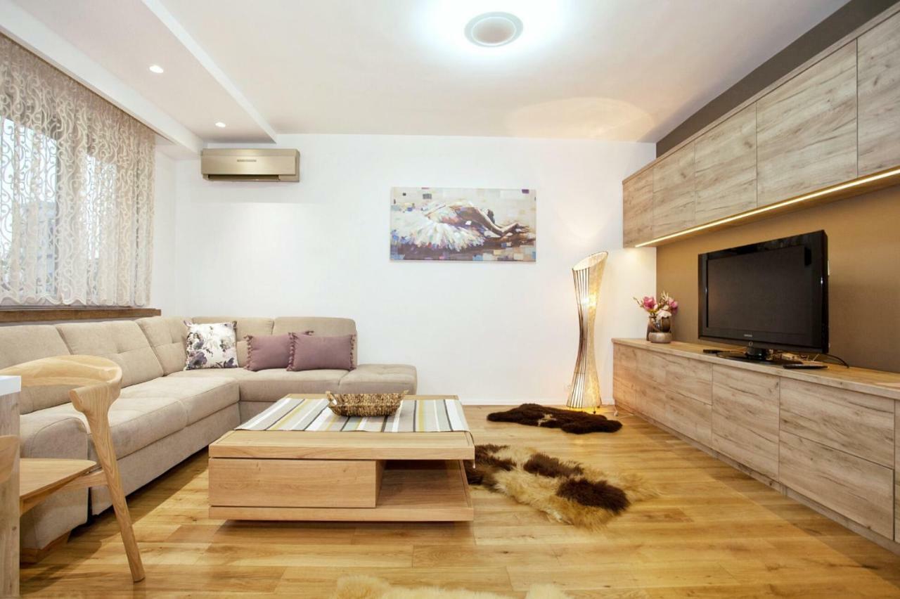Hostgost Selected Suites - Skadarlija Square Belgrado Esterno foto